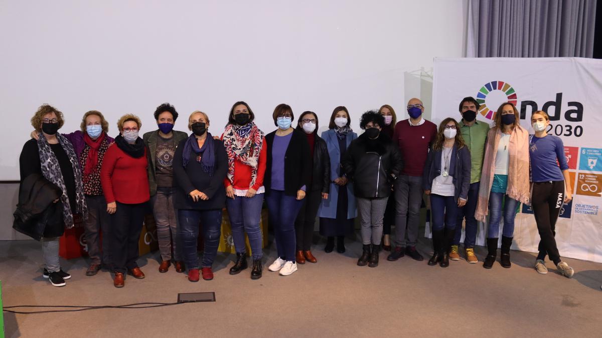 Representantes de los diferentes colectivos homenajeados junto a la alcaldesa de Onda y el edil de Bienestar Social.