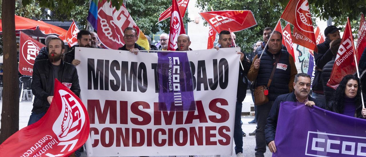 Protestas de los sindicatos de la ITV por no aplicarse la homogenización salarial, ayer en València.