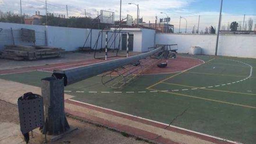 LAS RACHAS HURACANADAS PROVOCARON AYER DAÑOS en diversos pueblos, mientras que en otros tomaron medidas preventivas como el cierre de instalaciones deportivas o colegios.Una de las torres eléctricas caídas en el complejo deportivo de Sollana. f levante-emv Un árbol derribado por el fuerte viento en la misma localidad de la Ribera Baixa. f vicent m. pastor Los operarios cortan el puente de la Bega de Cullera por el desprendimiento de planchas metálicas. f pepi bohigues Daños en un inmueble de Turís. f rafa puchades