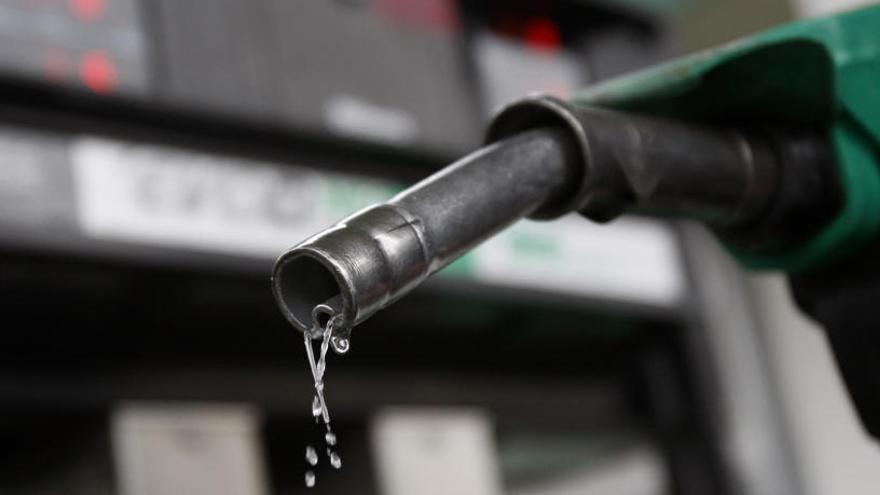 Dispensador de combustible en una estación de servicio.