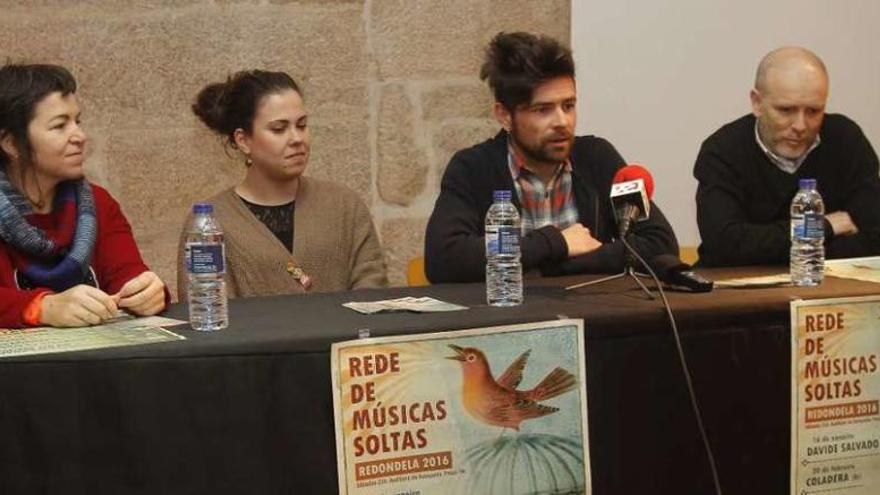 Olga Nogueira, Marta de Lagharteiras, Davide Salvado y el edil Xabier Alonso, ayer en Redondela. // A. Irago