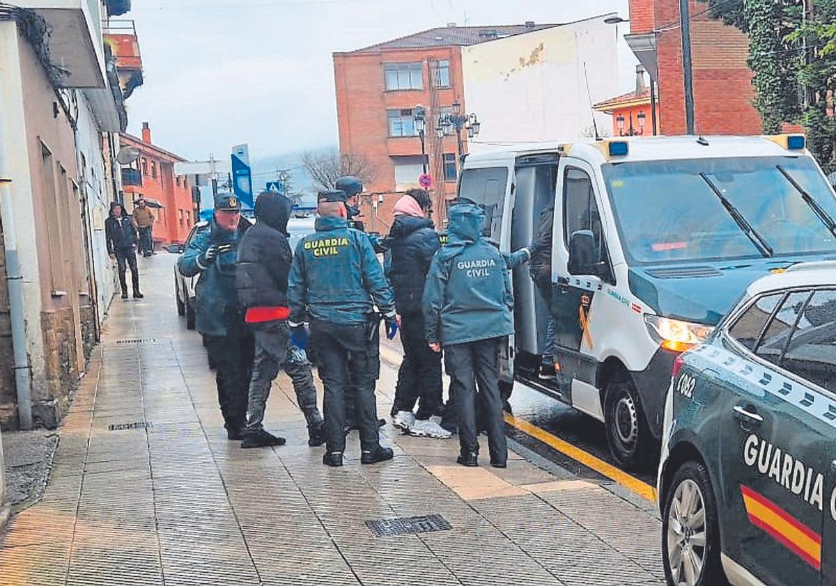 Los detenidos tras ser arrestados por la Guardia Civil.