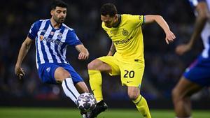 Calhanoglu, del Inter, controla un balón en el duelo de este martes en Oporto.