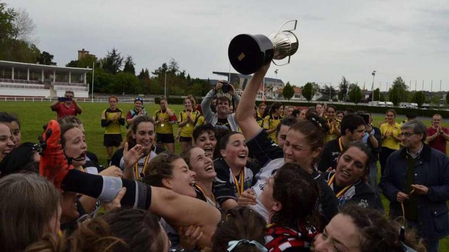 Vanesa Rial, con la copa de campeonas de División de Honor, es manteada por sus compañeras del CRAT.