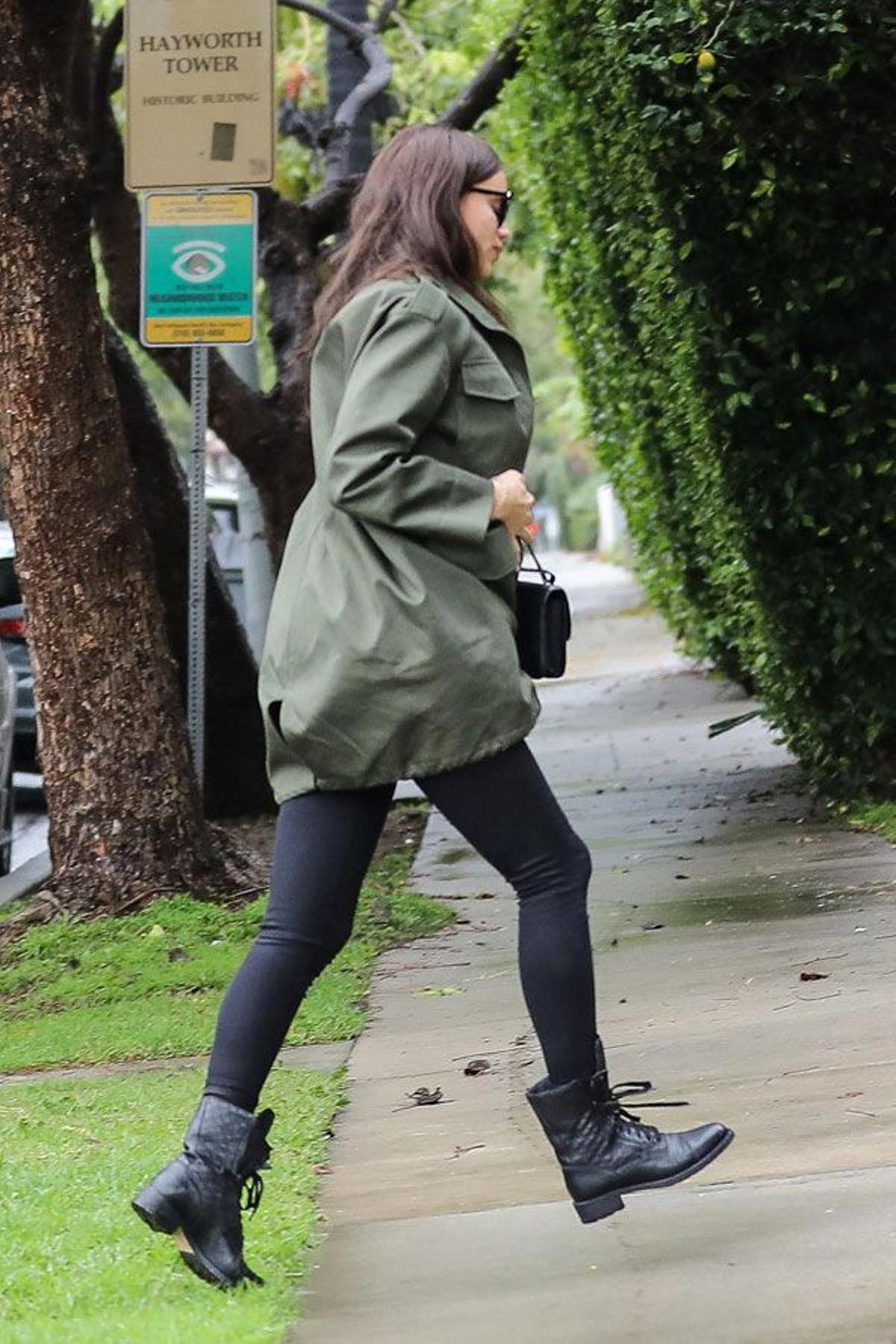 Irina Shayk con chaqueta militar y pantalones negros