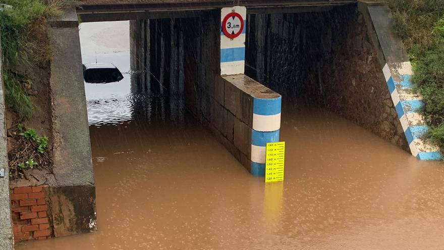 Vídeo: Un vehículo queda atrapado bajo el agua en un túnel de Nules