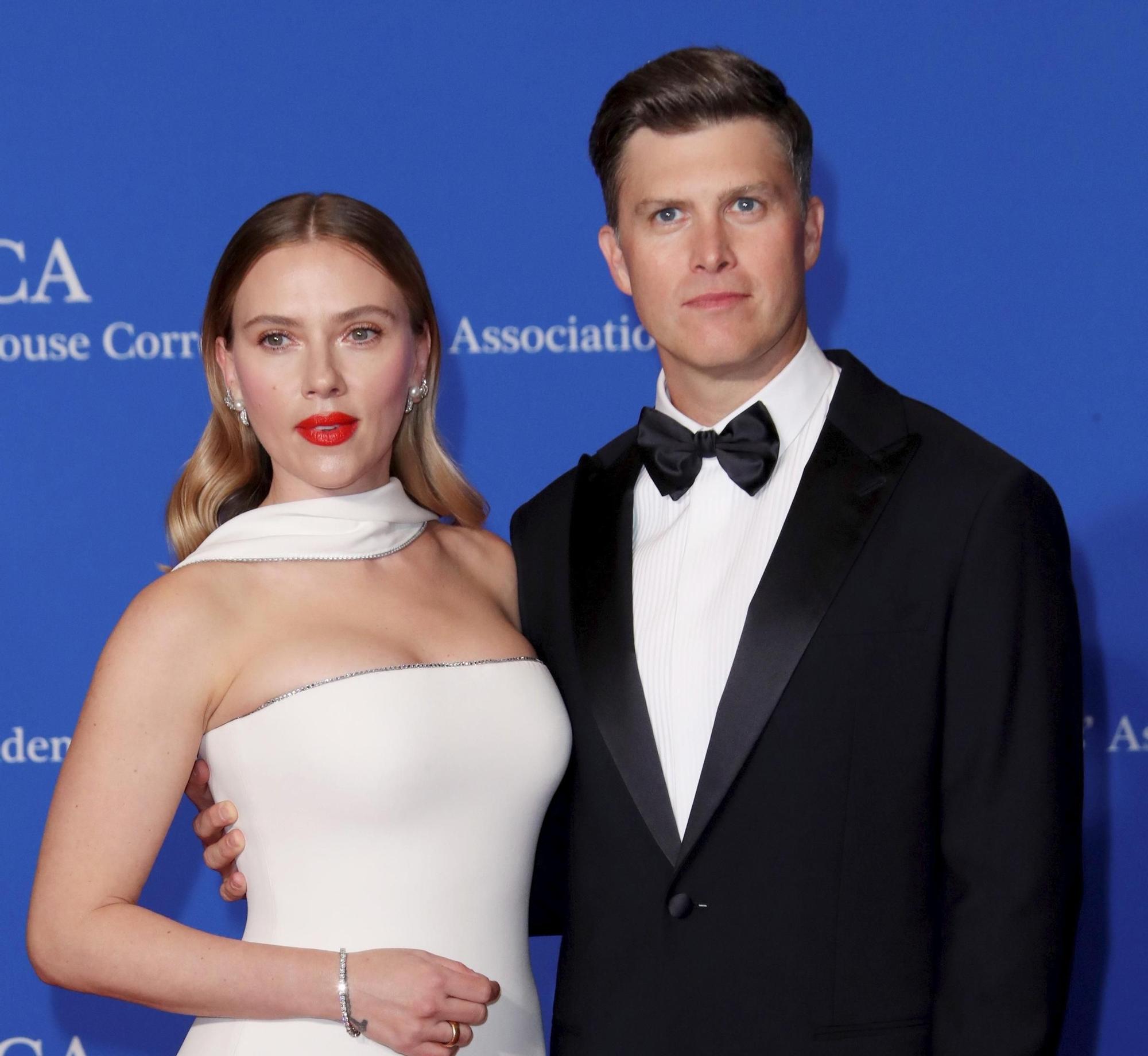 Scarlett Johansson y Colin Jost