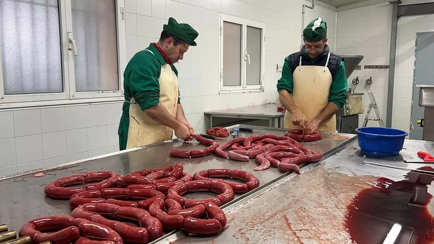Embutidos La Venta, tradición en el corazón de Salas: más de 70 años elaborando morcilla y chorizo de forma artesanal