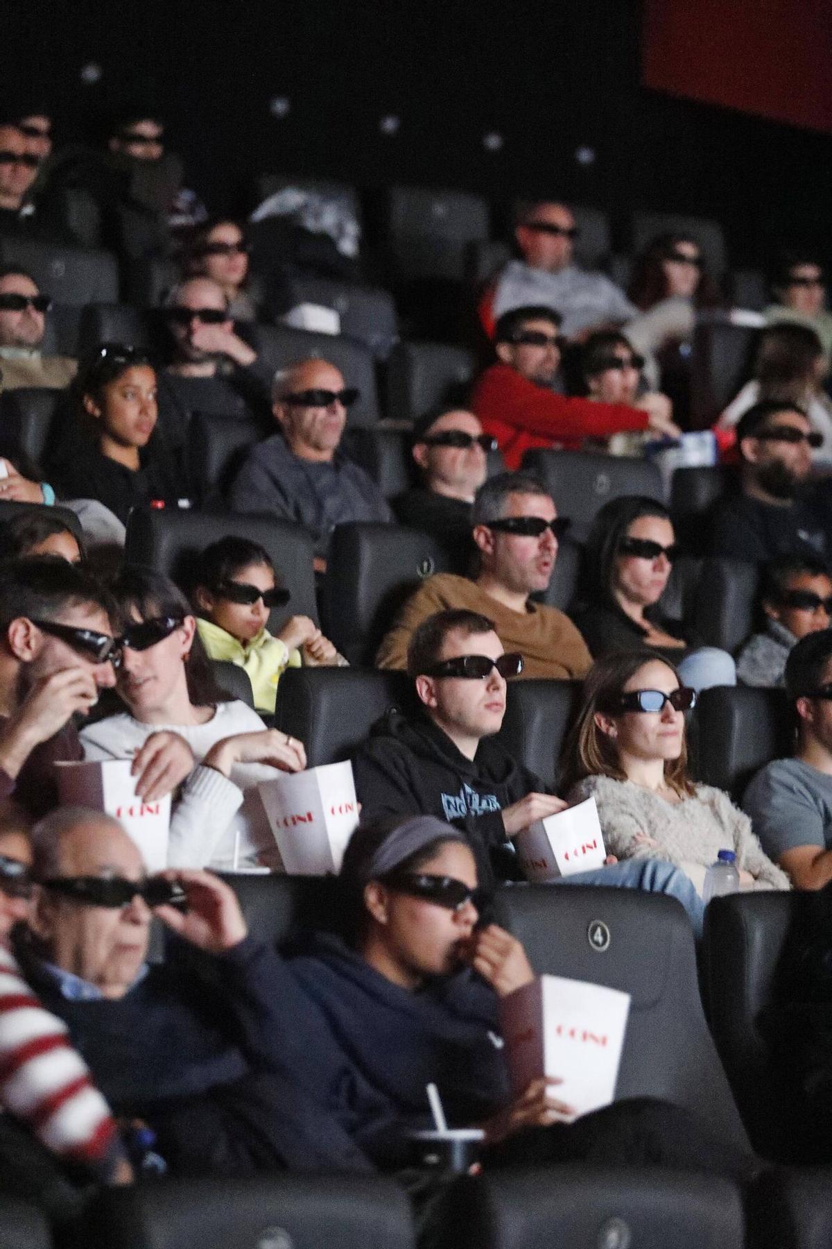 Girona. Cinemes Ocine. Espectadors veient Avatar 3 amb les ulleres de 3D posades.