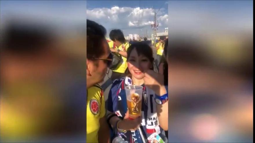 ¡Vergonzoso! Un hincha colombiano se burla con insultos de una japonesa