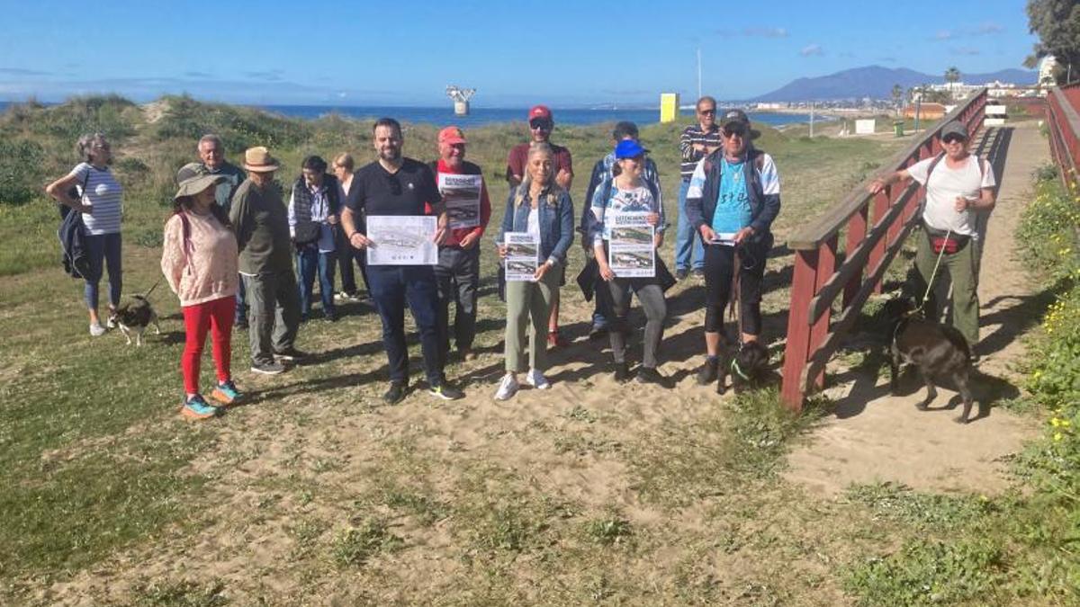 Integrantes de IU, ayer, en un acto para reivindicar la conservación del litoral de El Pinillo. | L.O.