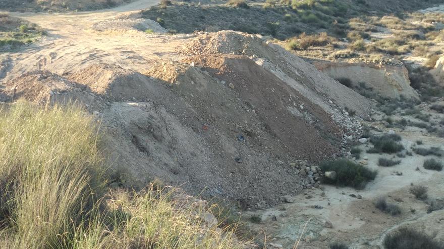El Ayuntamiento de Elda evita la formación de otra escombrera ilegal en el monte Bolón