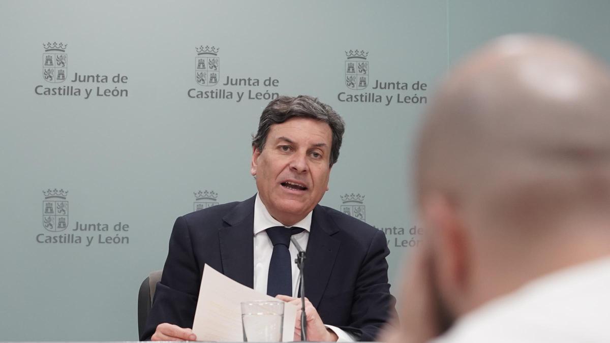 El portavoz y consejero en funciones de Economía y Hacienda, Carlos Fernández Carriedo, comparece en rueda de prensa posterior al Consejo de Gobierno.
