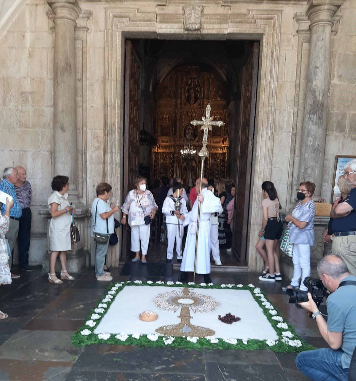 Pravia disfruta el Corpus y se llena de color con las alfombras ornamentales