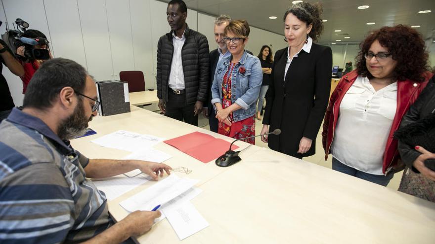 Luc André Diouf y Eleña Mánez presentan su candidatura al Congreso ante la Junta Electoral Provincial.