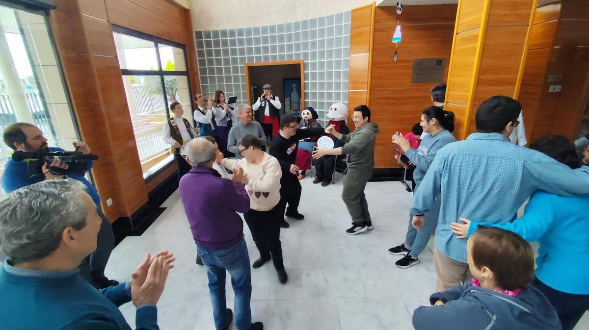 Callosa de Segura celebra el "partir la vieja" con sus viejotes