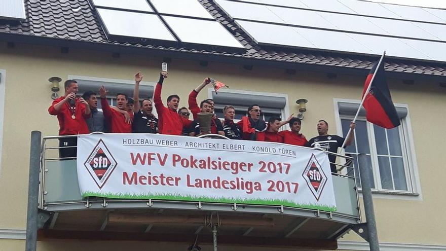 Bei der Feier in der Heimat war der Pokal noch da.