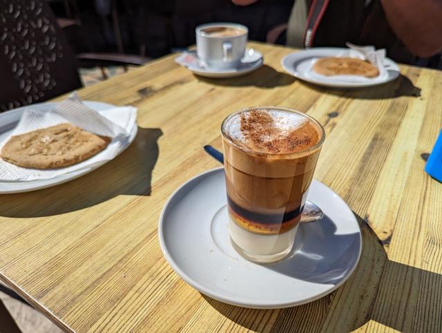 Barraquito o zaperoco: la bebida estrella de Canarias.