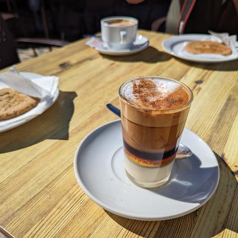 Barraquito o zaperoco: la bebida estrella de Canarias