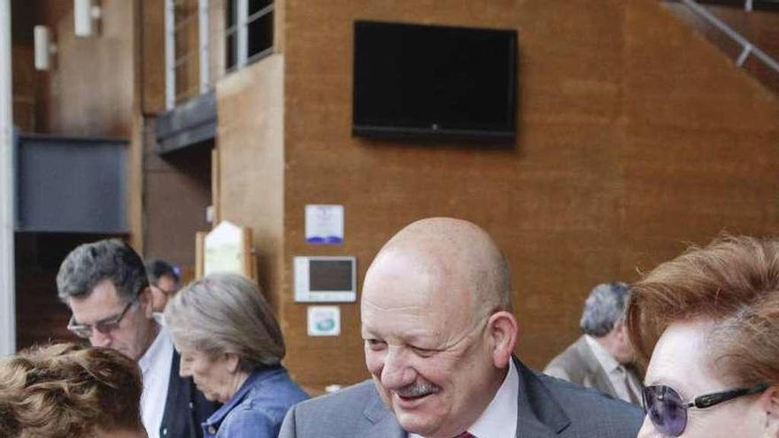 Faustino Valdés, presidente de la Asociación de Donantes de Sangre de Gijón, antes de dar comienzo la asamblea.