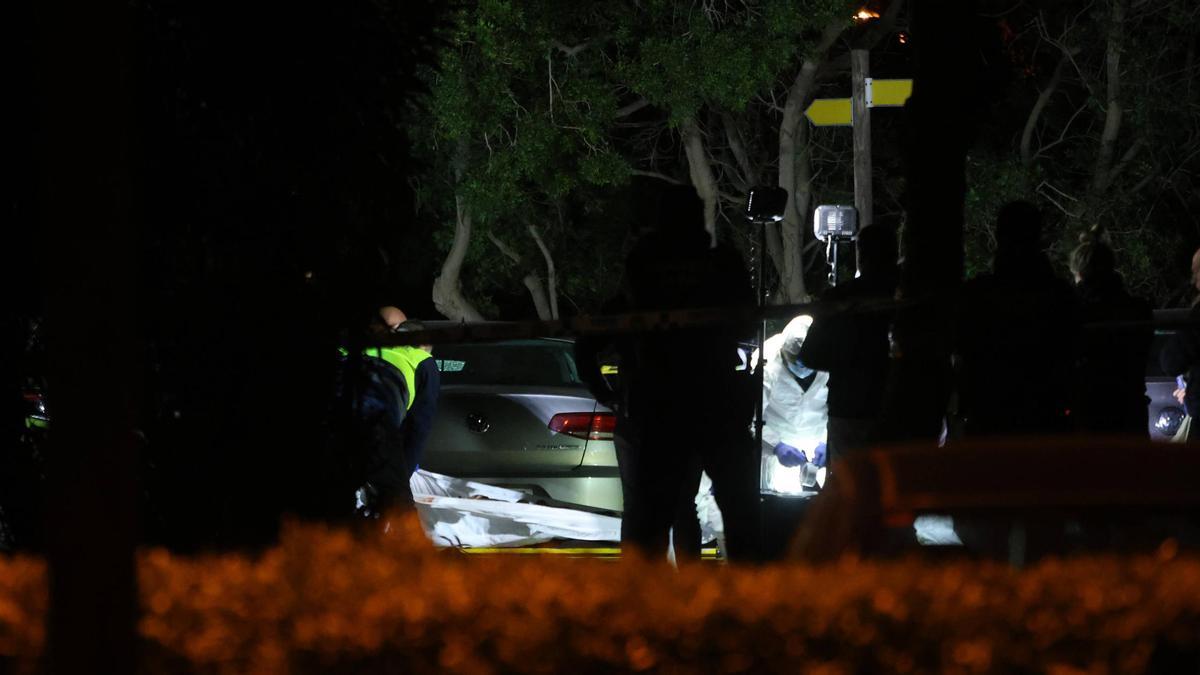 Levantamiento de los cadáveres de Roberto Vega y sus dos socios asesinados en el Saler.