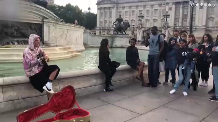 Justin Bieber saca su lado más romántico frente al Palacio de Buckingham