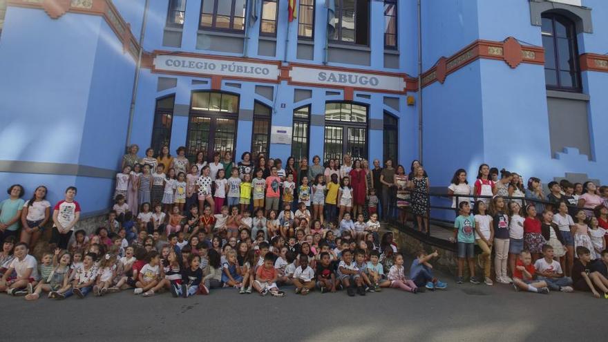 Alumnos y profesores del colegio público de Sabugo, que este curso cumple un siglo.