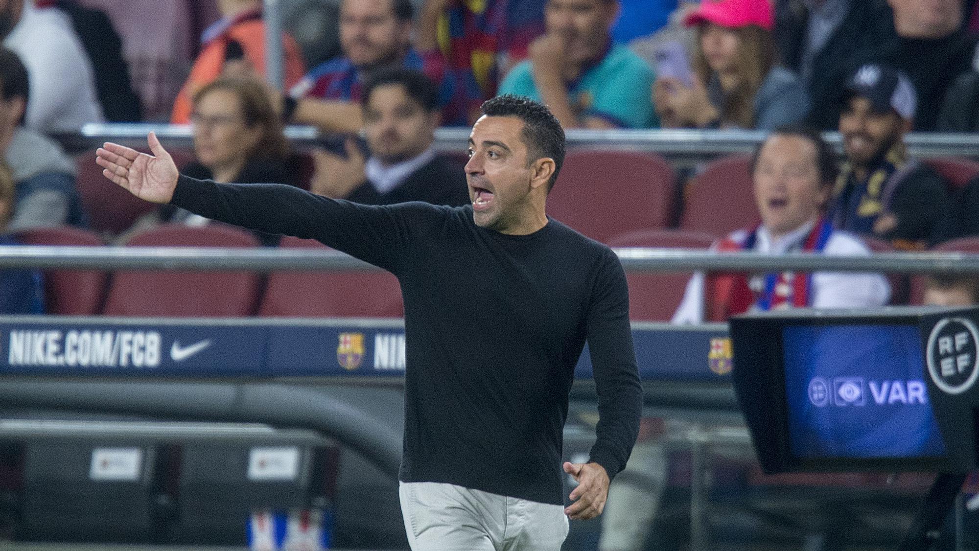 Xavi da instrucciones a sus jugadores en el Barça-Celta del Camp Nou.