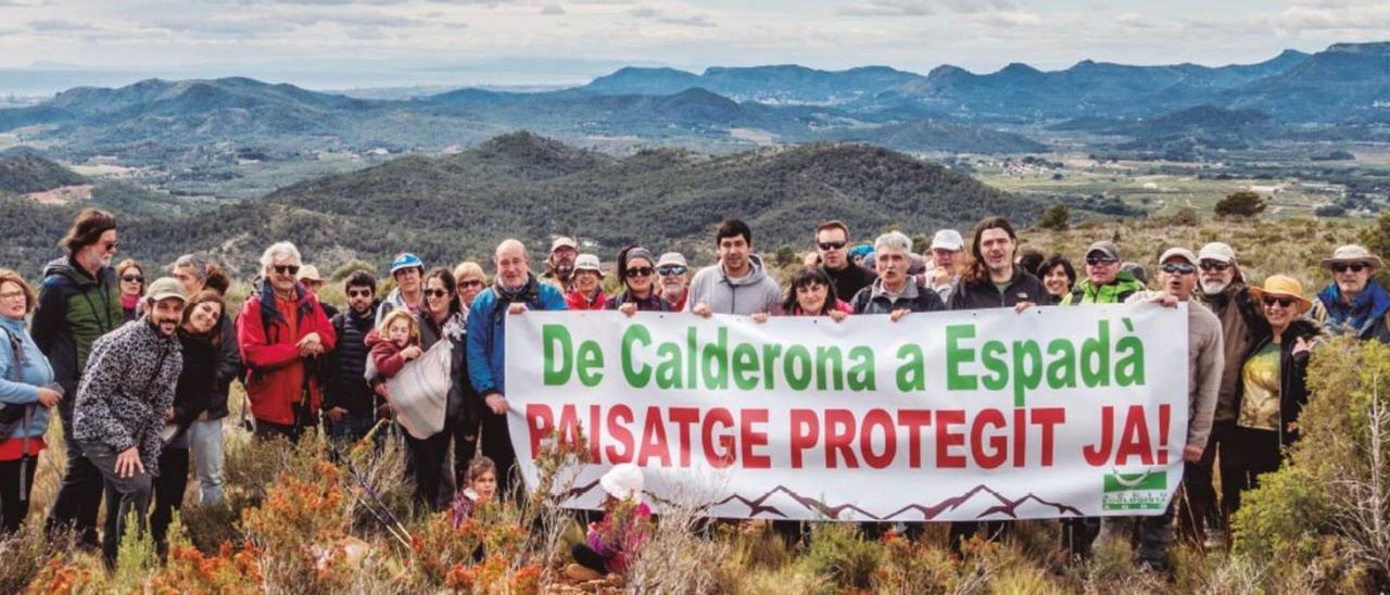 Concentración para reivindicar la protección de las montañas litorales. | LEVANTE-EMV
