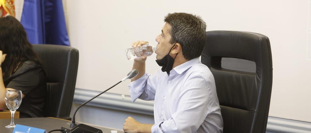 Mazón bebiendo agua hoy durante el pleno de la Diputación