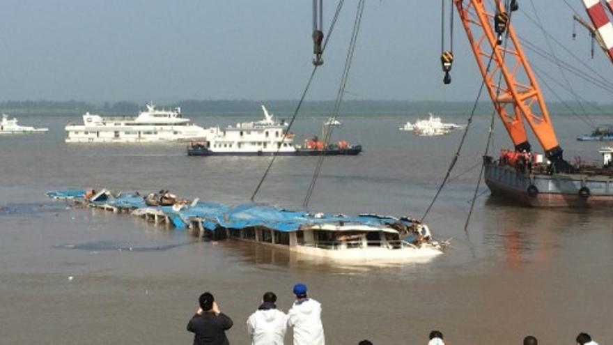 Enderezan el barco hundido en el río Yangtsé