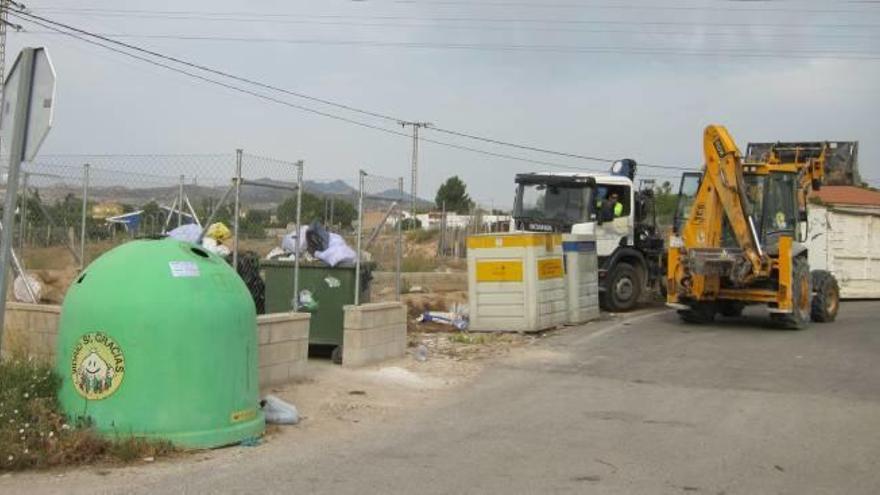 Tareas de retirada de residuos en un punto de vertido controlado del término rural de Novelda.