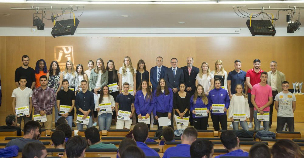 Entrega de las becas Endavant Formació del Villarreal CF