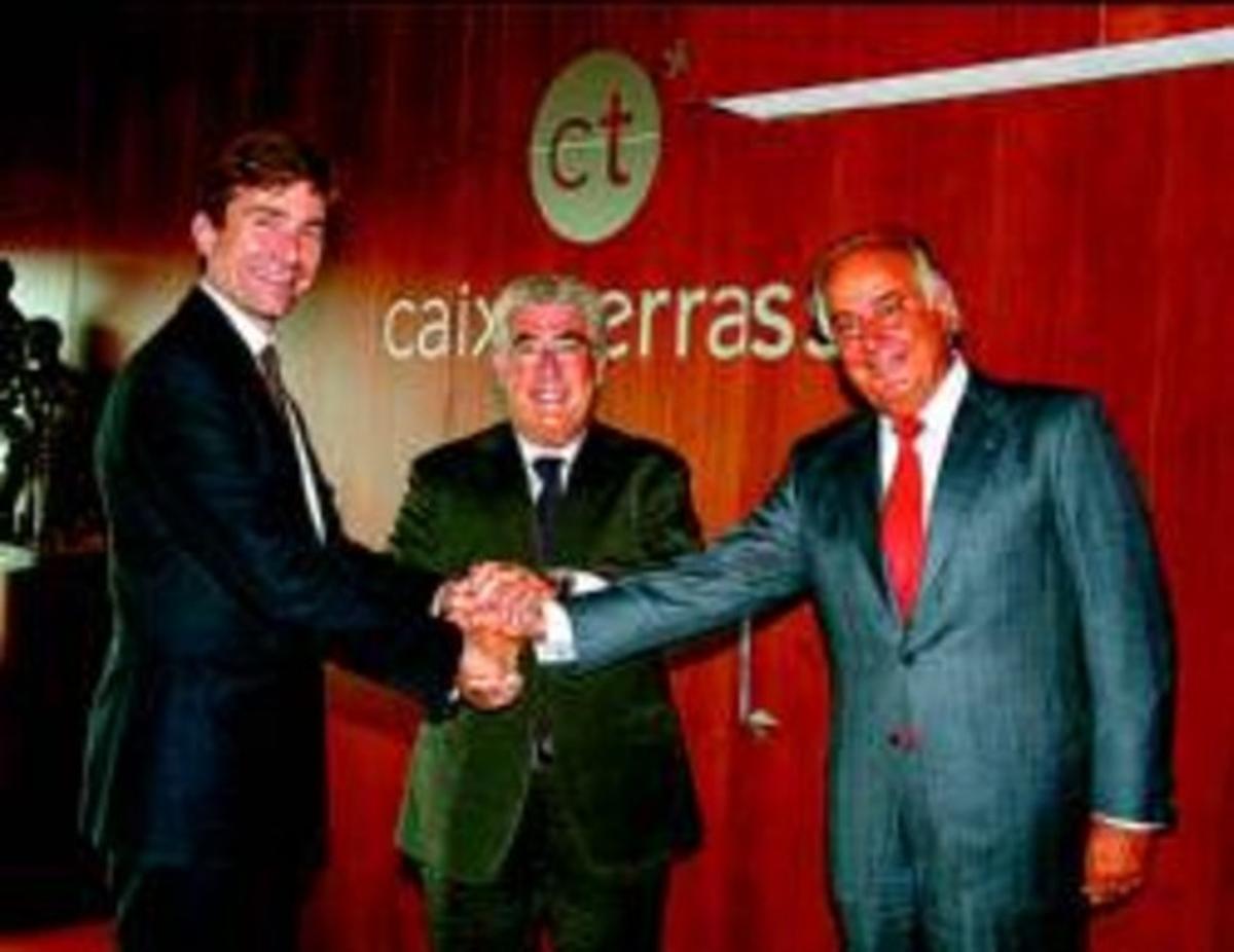 Jacobovist i Quintanal, primers executius d’Aegon, amb Enric Mata (centre), director de Caixa Terrassa. Jacobovist i Quintanal, primers executius d’Aegon, amb Enric Mata (centre), director de Caixa Terrassa.