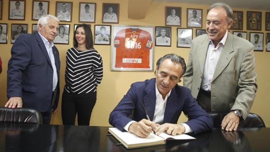 Prandelli: &quot;Vamos a abrir los entrenamientos a los aficionados del Valencia CF&quot;