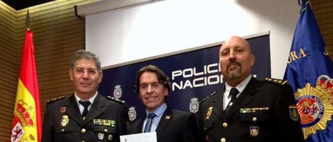 Por la izquierda, Juan Jesús Herranz Yubero, jefe superior de Policía Nacional de Asturias; Juan Manuel Cuervo y Gegorio Valverde, comisario de Avilés.