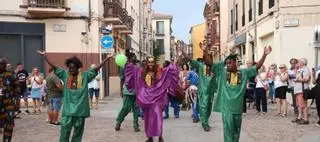 El Desfile de los Pueblos del Mundo recorre Zamora con trajes y música de diversas culturas
