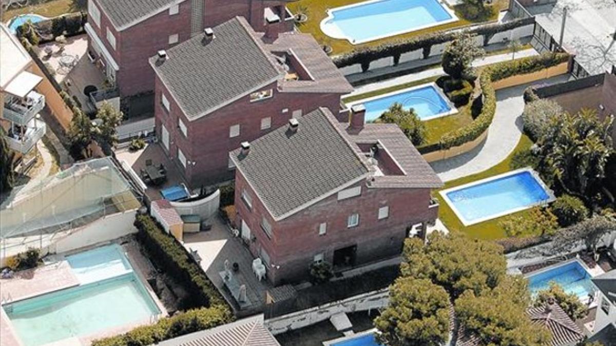 Unifamiliares 8 Vista aérea de chalets con piscina en una urbanización de Castelldefels.