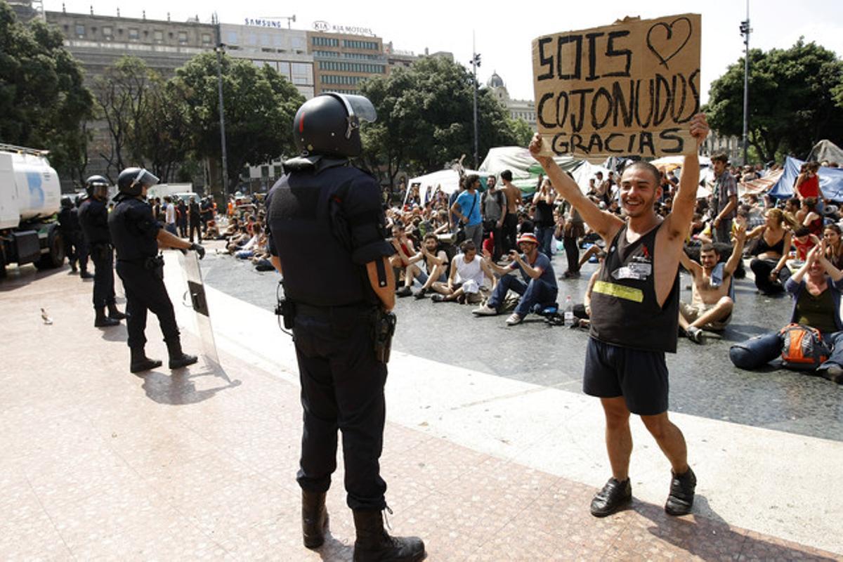 El desallotjament de la plaça de Catalunya, vist per Ricard Cugat.