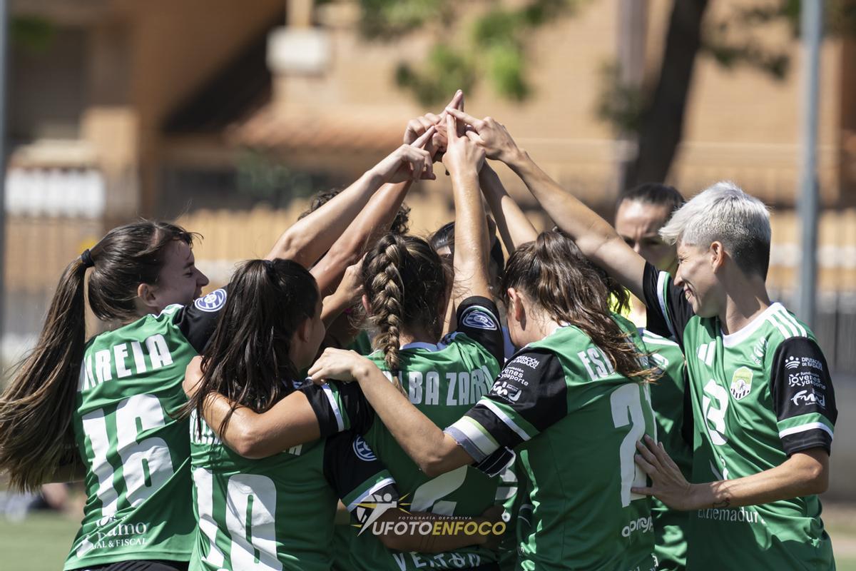 Las futbolistas del Sport celebran en grupo el gol de Alba Zafra.