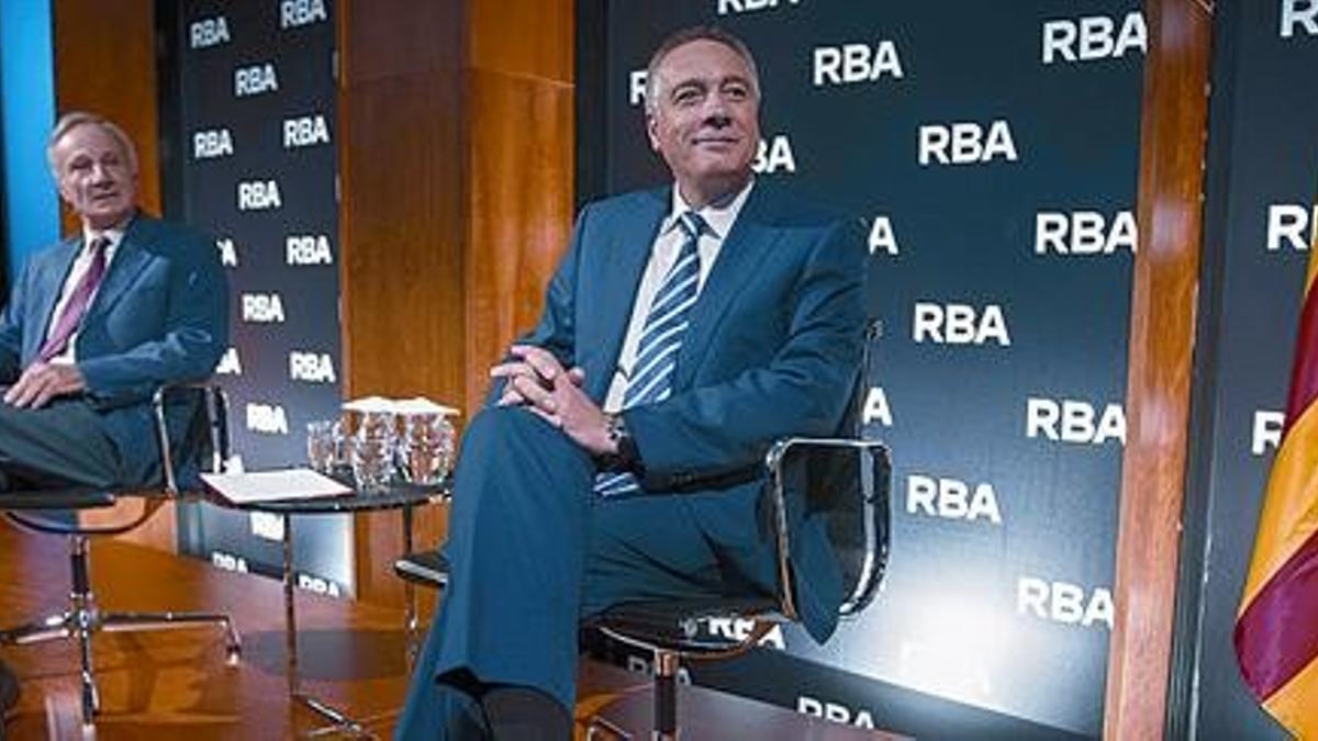 Pere Navarro y el exministro Joan Majó, que presentó la conferencia del candidato del PSC, ayer en el auditorio de RBA en Barcelona.