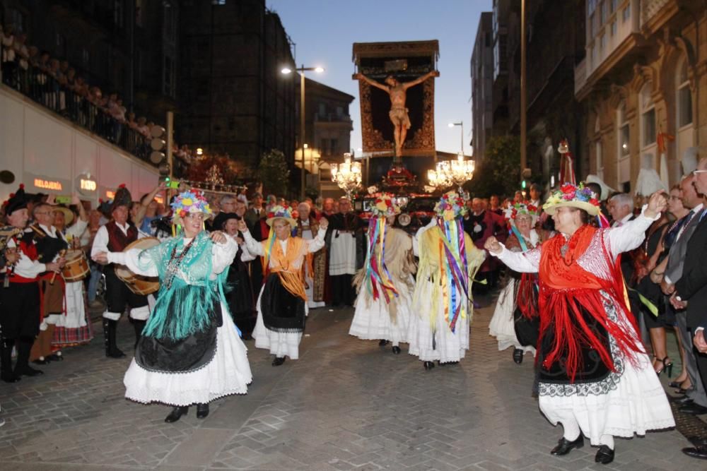 Cientos de miles de seguidores acompañan a la procesión por el centro de Vigo en medio de un asfixiante calor.