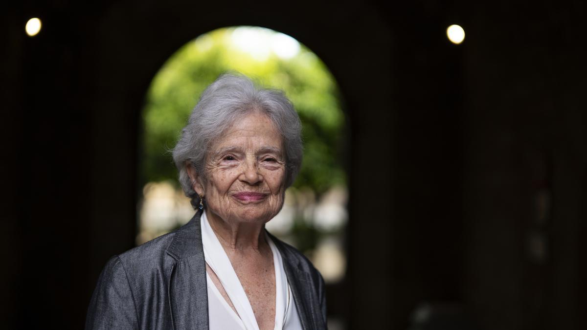 Barcelona 27.04.2023 Sociedad. Retrato de la inmunóloga jubilada Teresa Español, fotografiada momentos antes de su conferencia en un acto de la Societat Catalana d’Inmunologia. C/ del Carme, 47, 08001 Foto Laura Guerrero