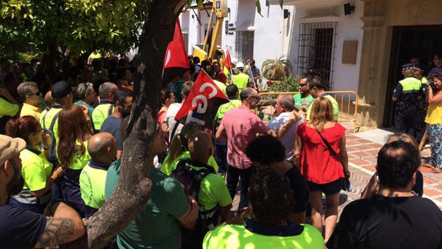 Trabajadores de Limpieza, ayer, durante la protesta.