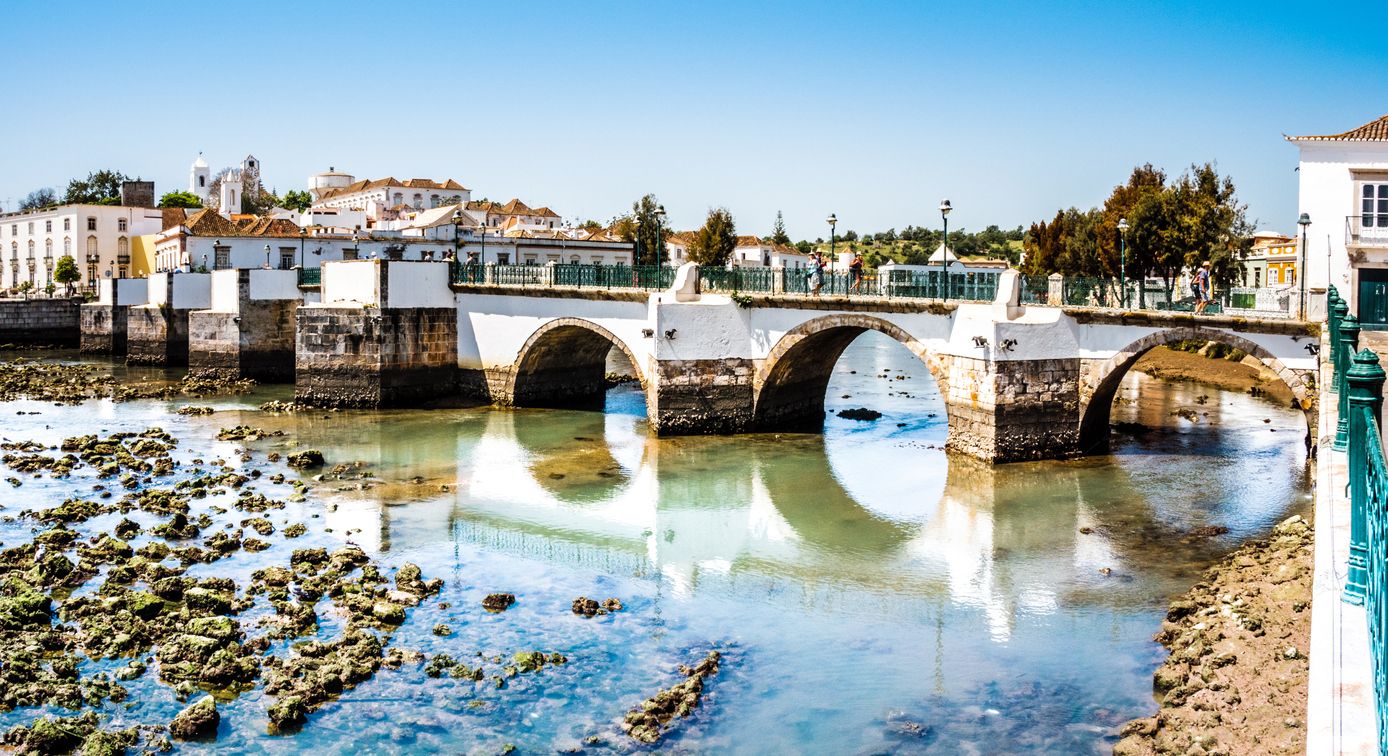 Puente histórico en Tavira, Portugal.