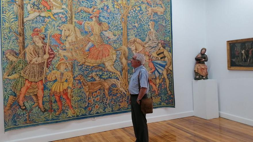 José Navarro Talegón admira un cartón de tapiz ya montado en una de las cuatro estancias de la exposición permanente. | M. J. C.