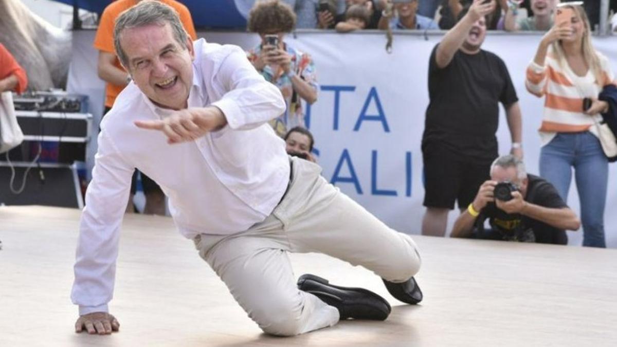 Abel Caballero baila break dance en Vigo