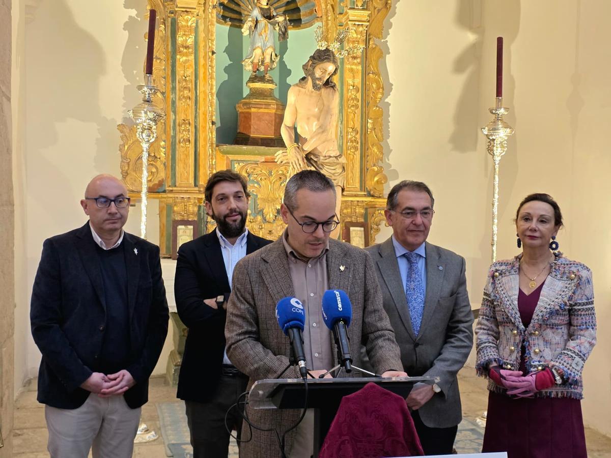 Miguel Ángel Peña, presidente del Paso Azul, daba los detalles de la programación.