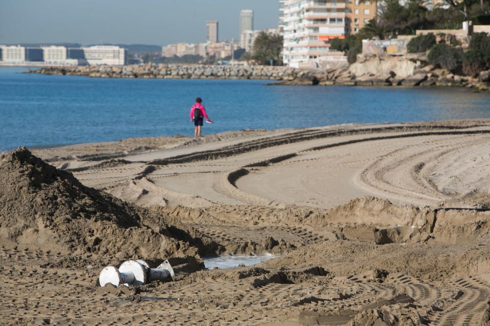 Suciedad en la playa de la Albufereta tras la riada