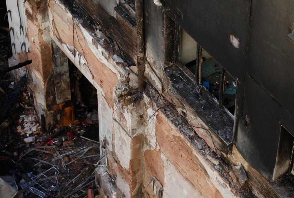 Vecinos, Bomberos y Policías en el edificio quemado en Pumarín.